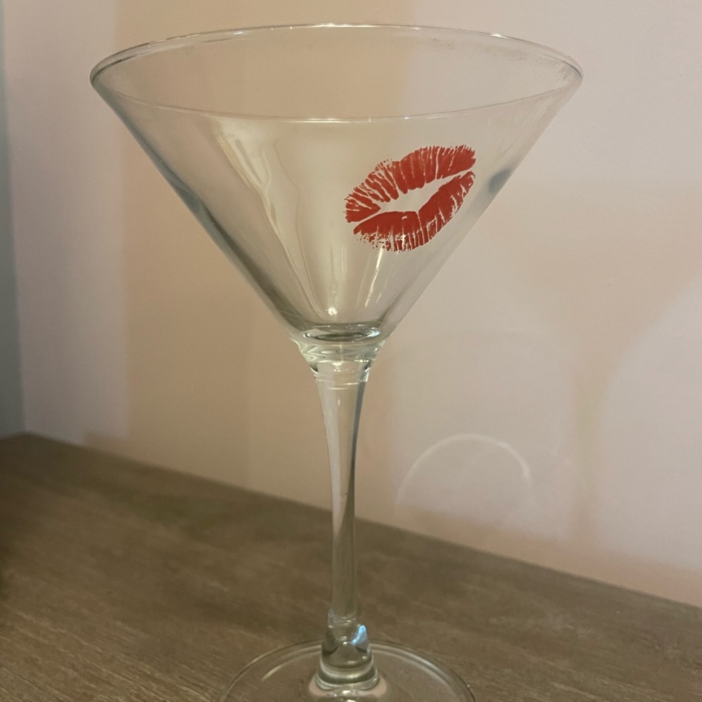 💋fabulous Kiss enameled martini glass 💋🍸